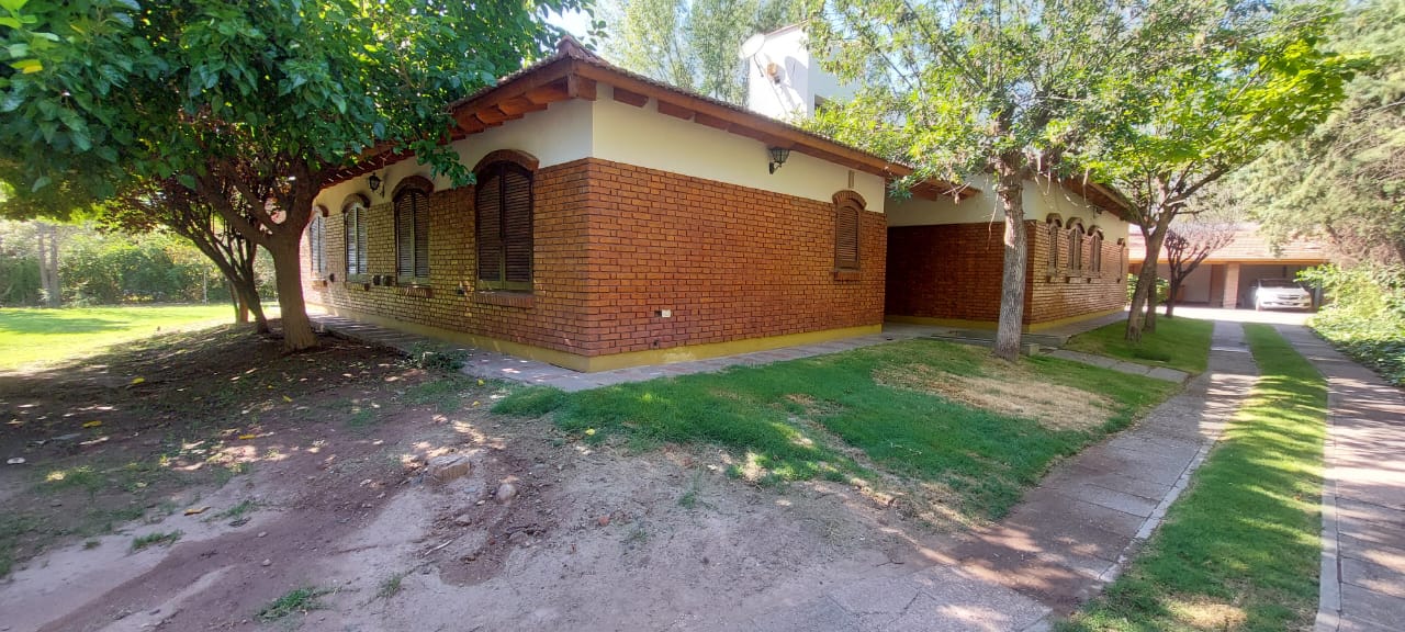 Casa en Venta – Chacras de Coria – Apta Crédito Hipotecario