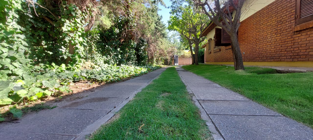 Casa en Venta – Chacras de Coria – Apta Crédito Hipotecario