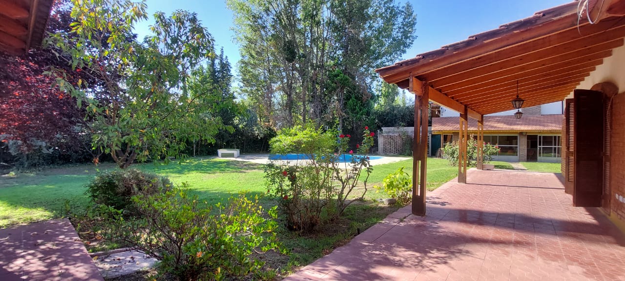 Casa en Venta – Chacras de Coria – Apta Crédito Hipotecario