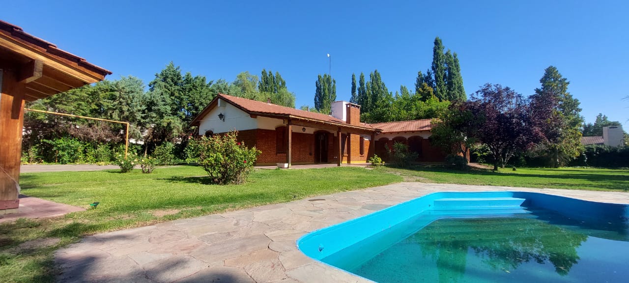 Casa en Venta – Chacras de Coria – Apta Crédito Hipotecario